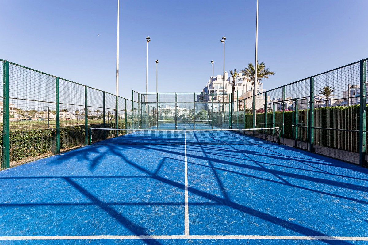 Exclusivo apartamento frente al mar con jardín privado en Complejo Marina Serena Golf