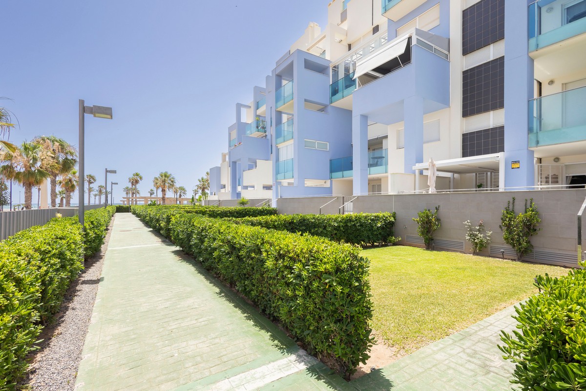 Exclusivo apartamento frente al mar con jardín privado en Complejo Marina Serena Golf