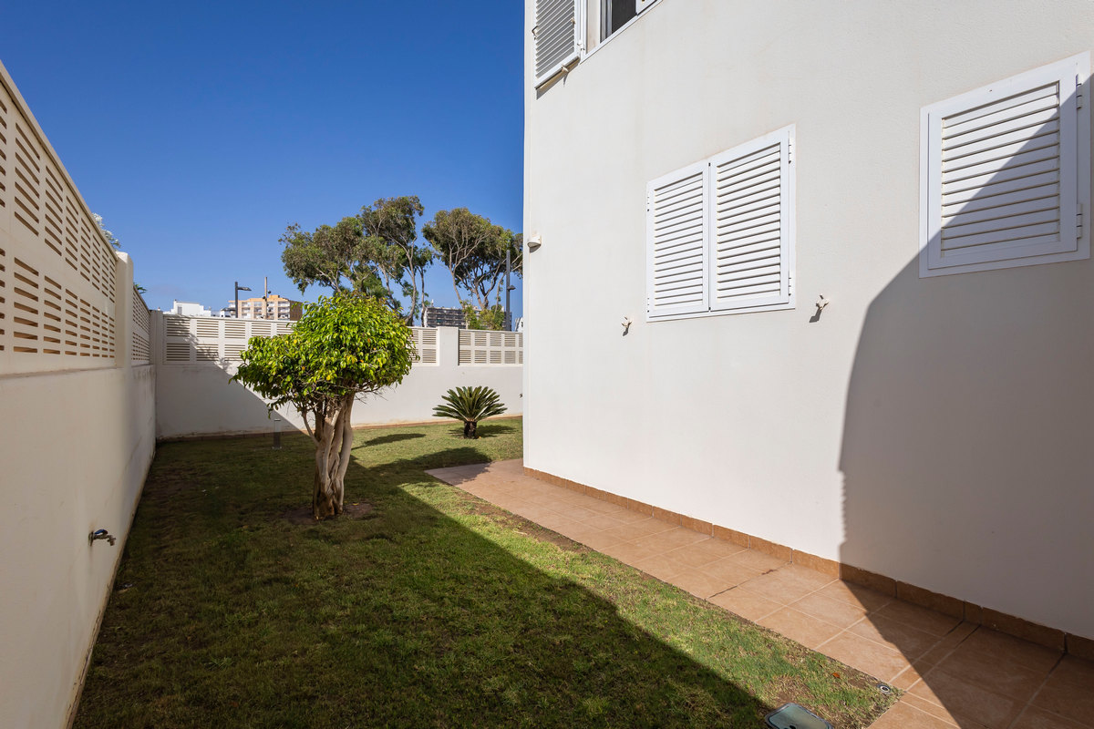 Excelente chalet independiente en segunda línea de playa y con vistas al mar