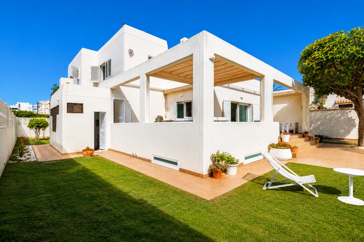 Excelente chalet independiente en segunda línea de playa y con vistas al mar
