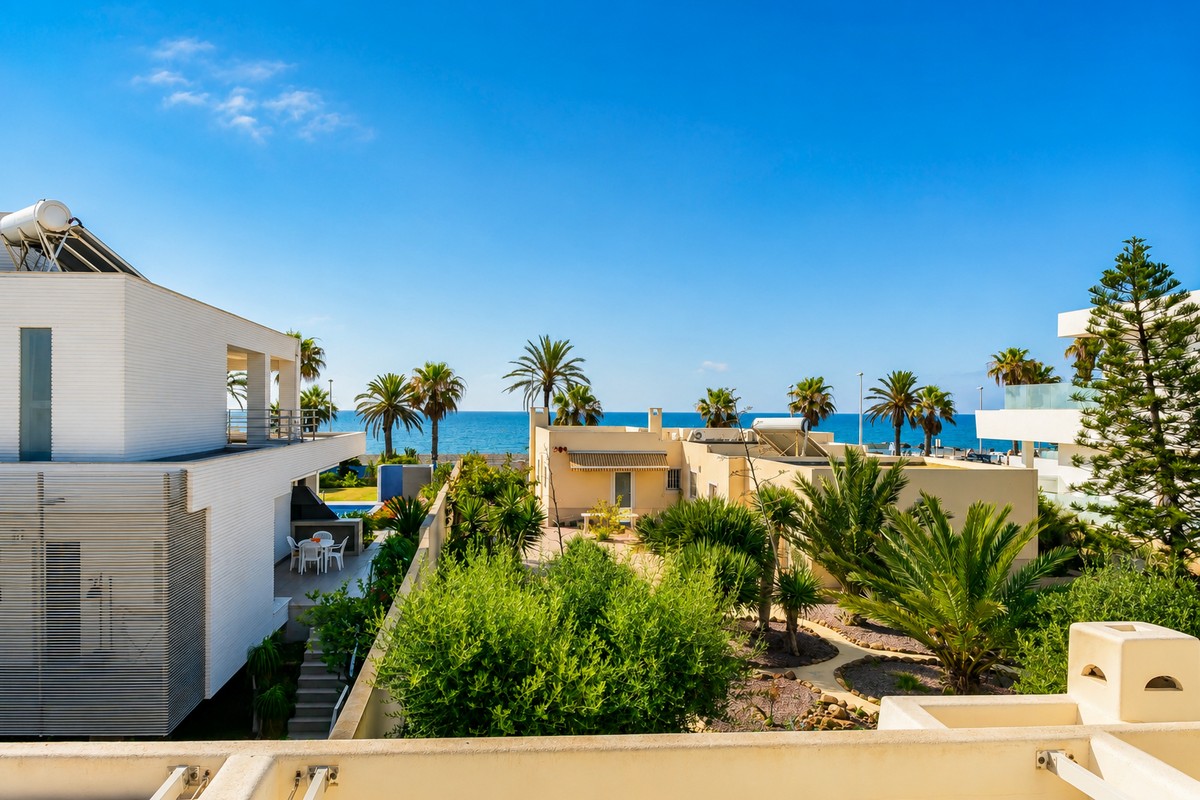 Excelente chalet independiente en segunda línea de playa y con vistas al mar