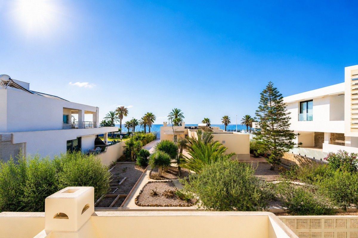 Excelente chalet independiente en segunda línea de playa y con vistas al mar