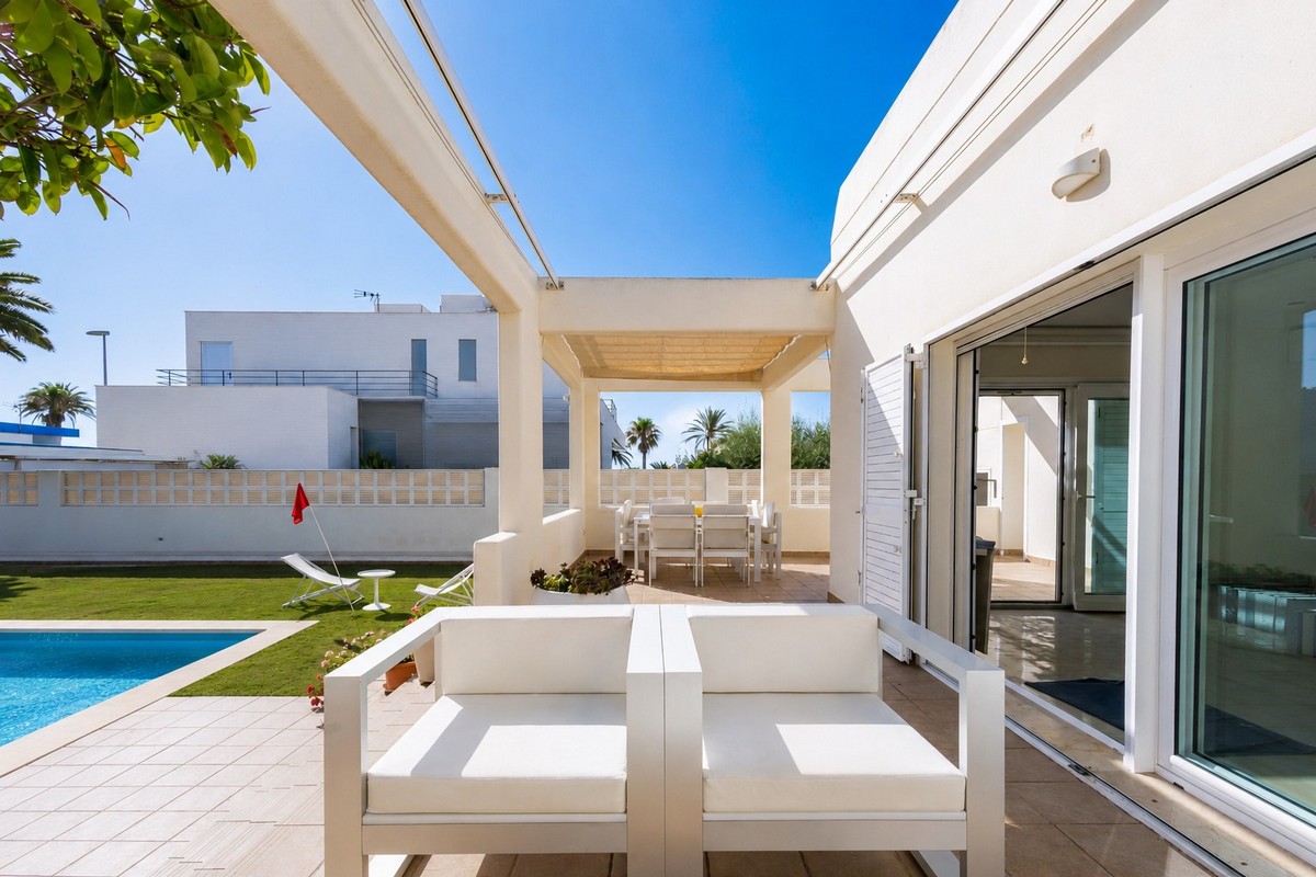 Excelente chalet independiente en segunda línea de playa y con vistas al mar