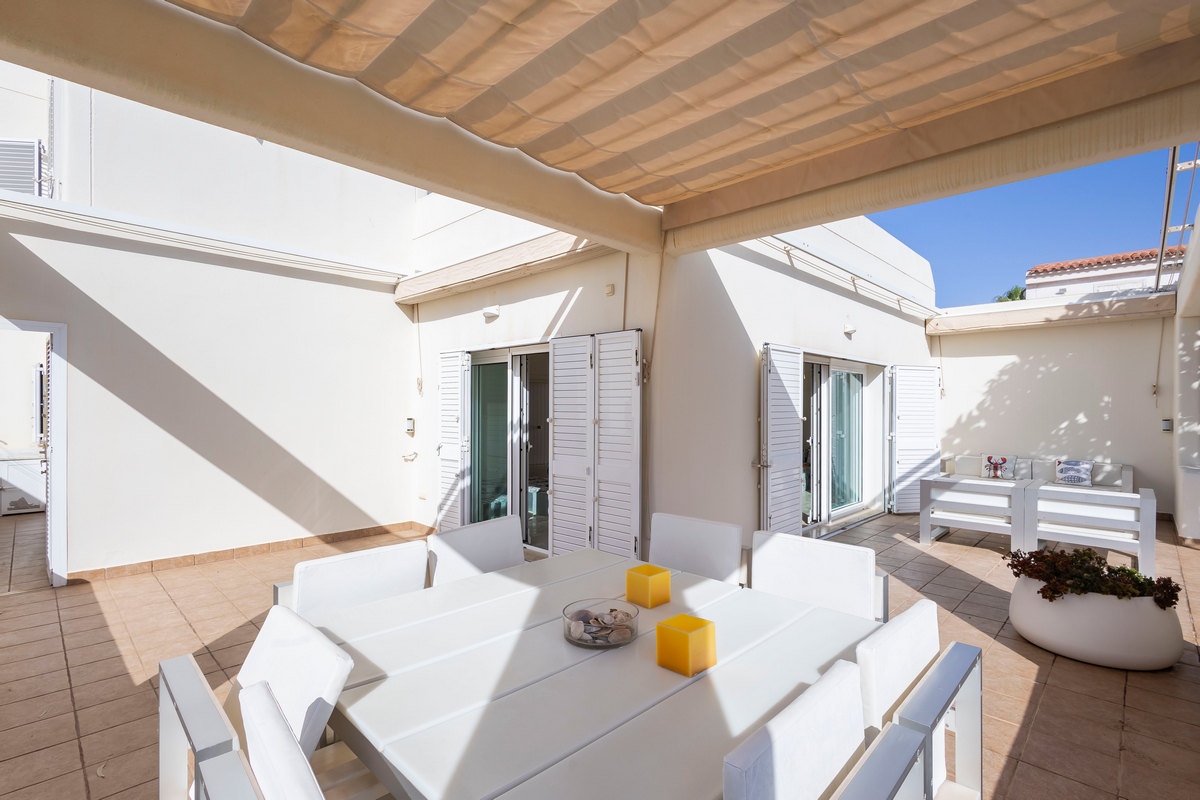 Excelente chalet independiente en segunda línea de playa y con vistas al mar