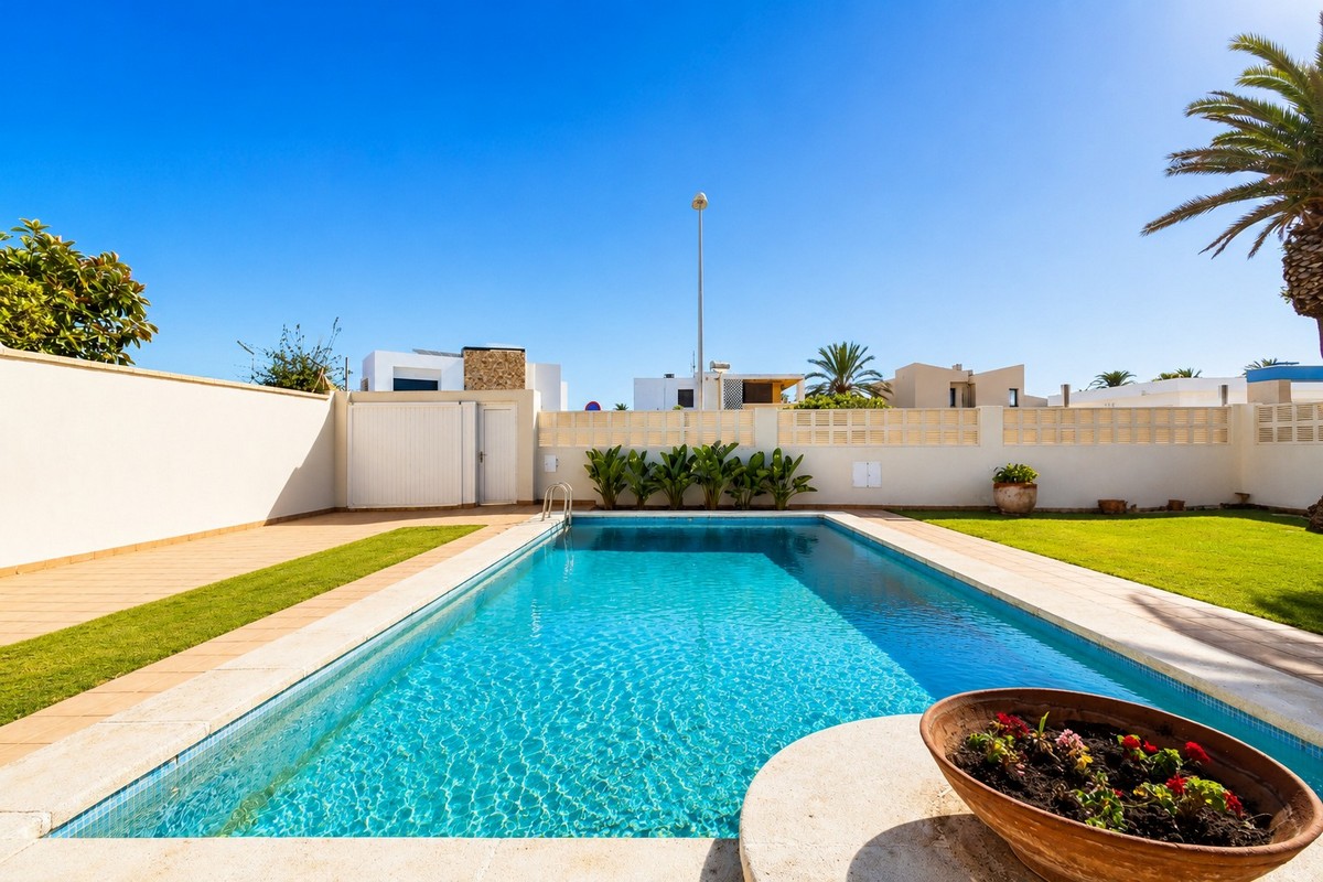 Excelente chalet independiente en segunda línea de playa y con vistas al mar