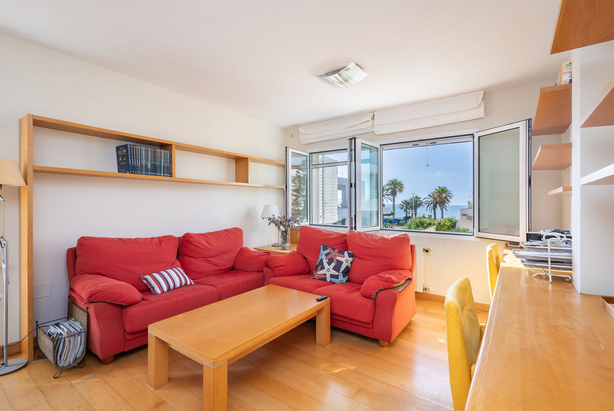 Excelente chalet independiente en segunda línea de playa y con vistas al mar