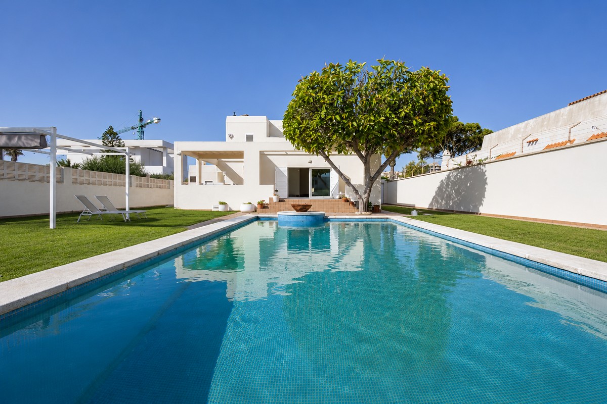 Excelente chalet independiente en segunda línea de playa y con vistas al mar
