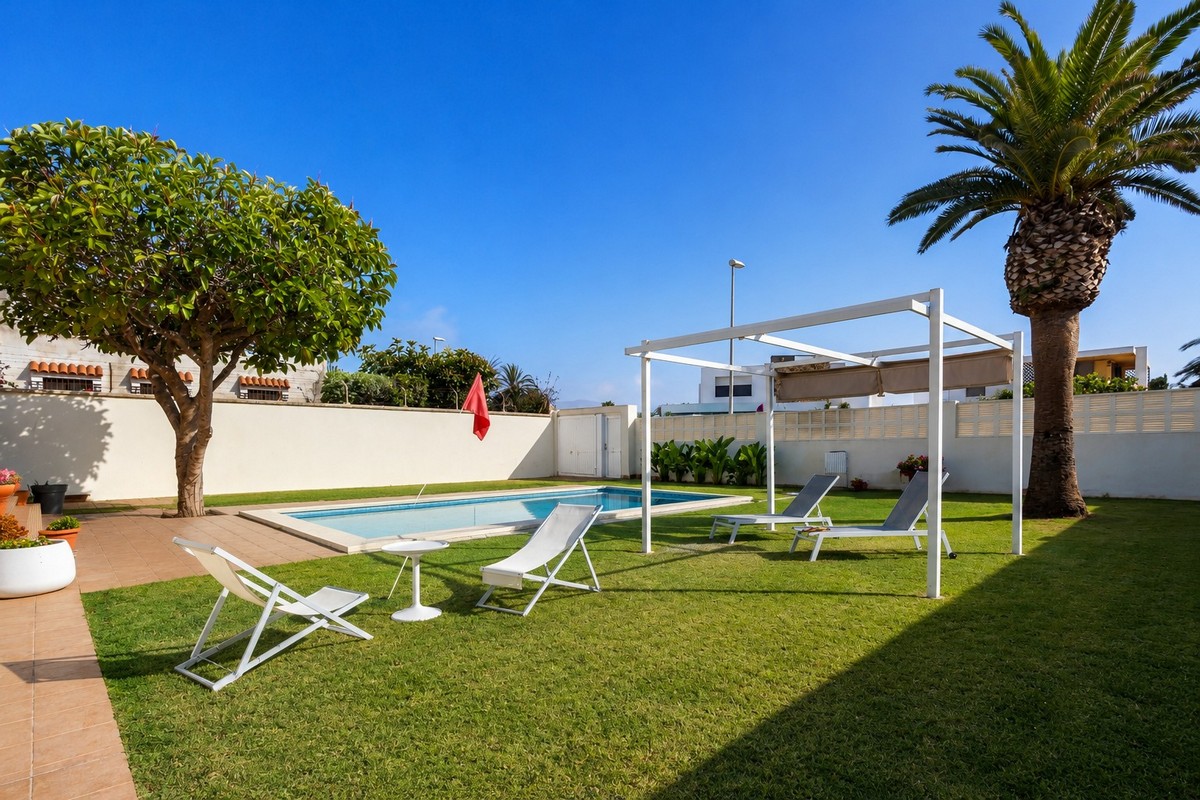 Excelente chalet independiente en segunda línea de playa y con vistas al mar