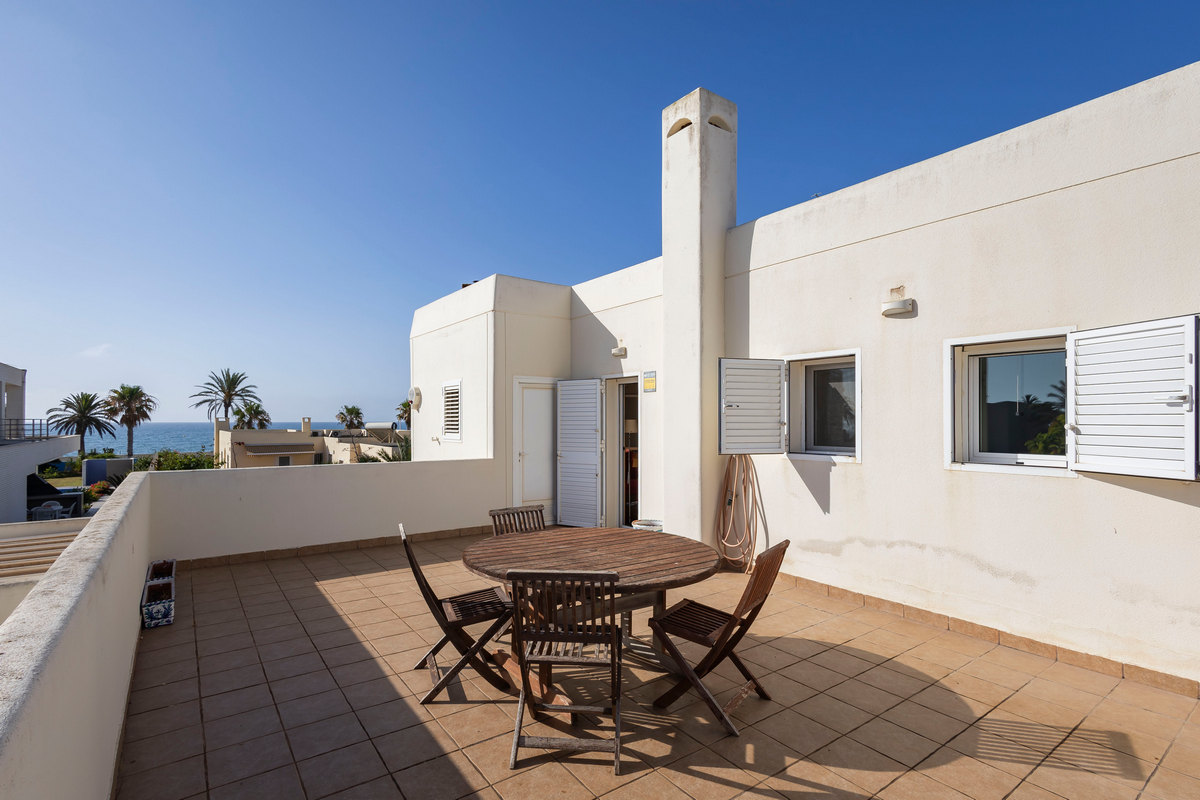 Excelente chalet independiente en segunda línea de playa y con vistas al mar