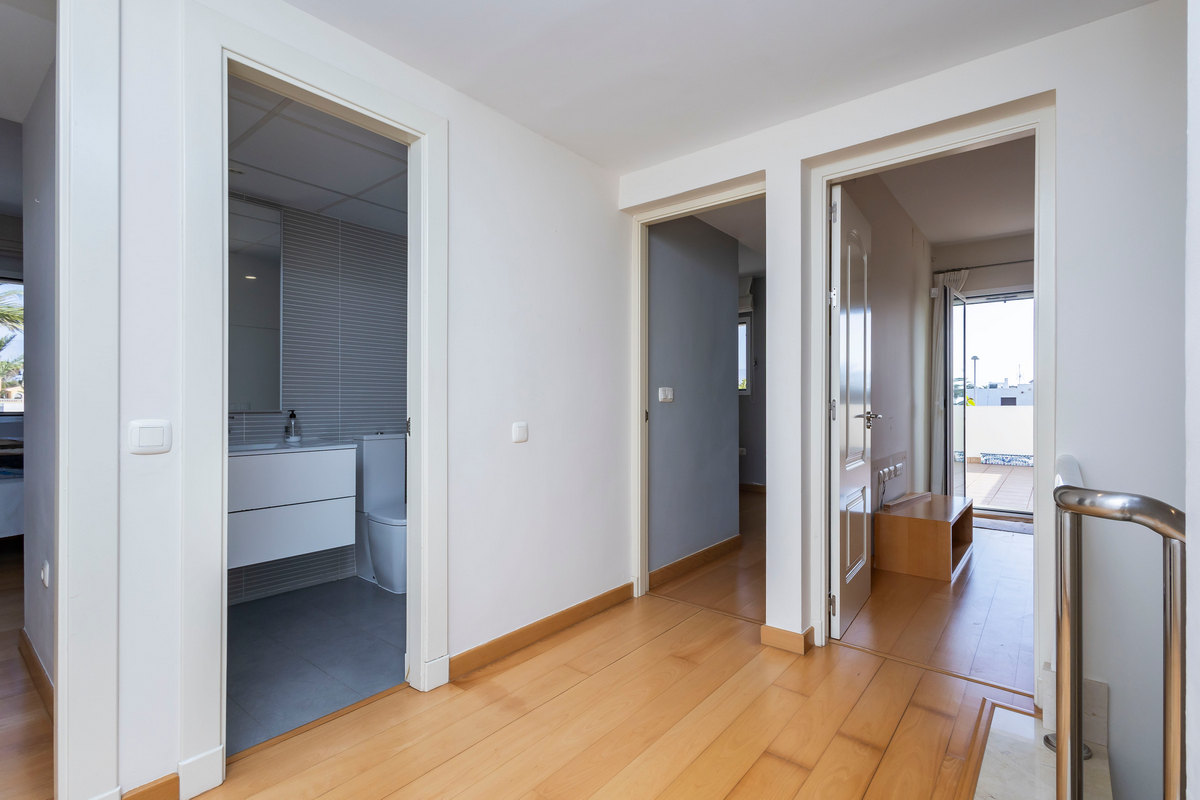 Excelente chalet independiente en segunda línea de playa y con vistas al mar