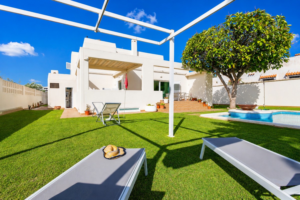 Excelente chalet independiente en segunda línea de playa y con vistas al mar