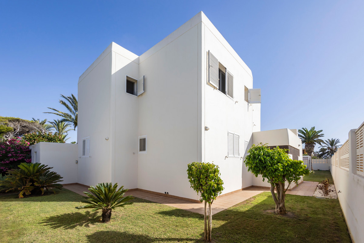 Excelente chalet independiente en segunda línea de playa y con vistas al mar