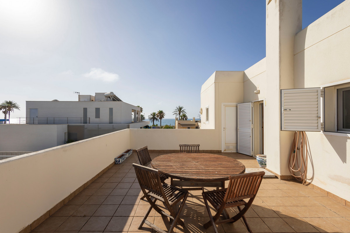 Excelente chalet independiente en segunda línea de playa y con vistas al mar