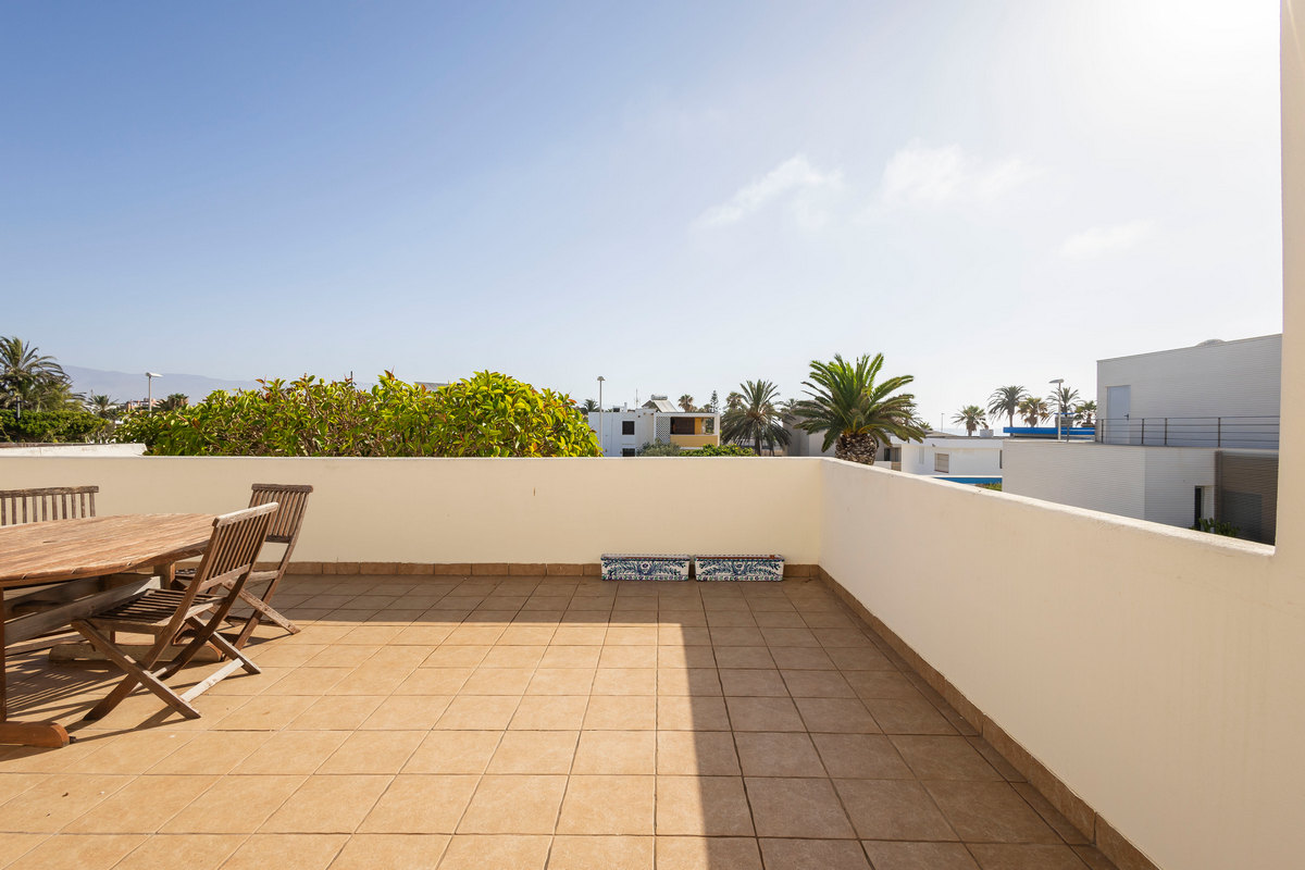 Excelente chalet independiente en segunda línea de playa y con vistas al mar