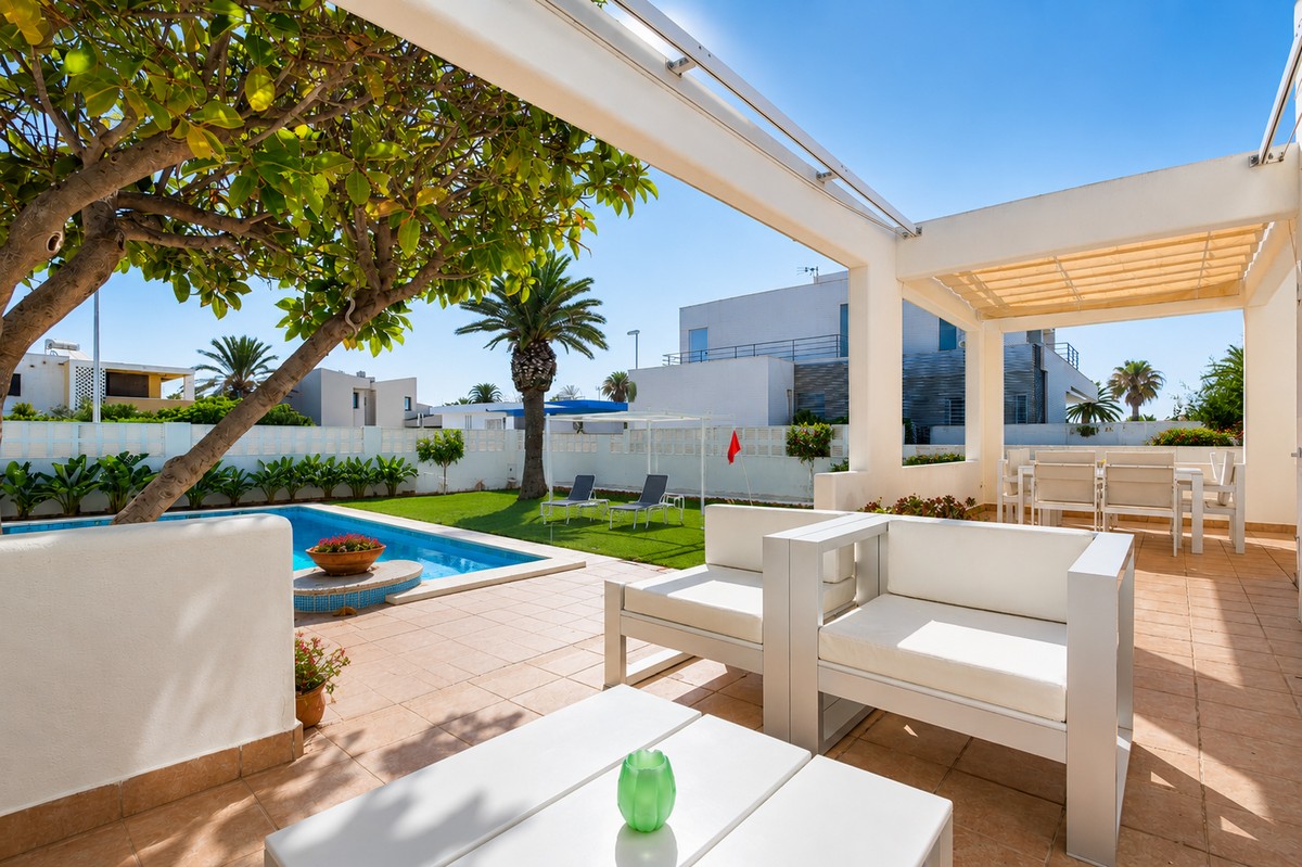 Excelente chalet independiente en segunda línea de playa y con vistas al mar