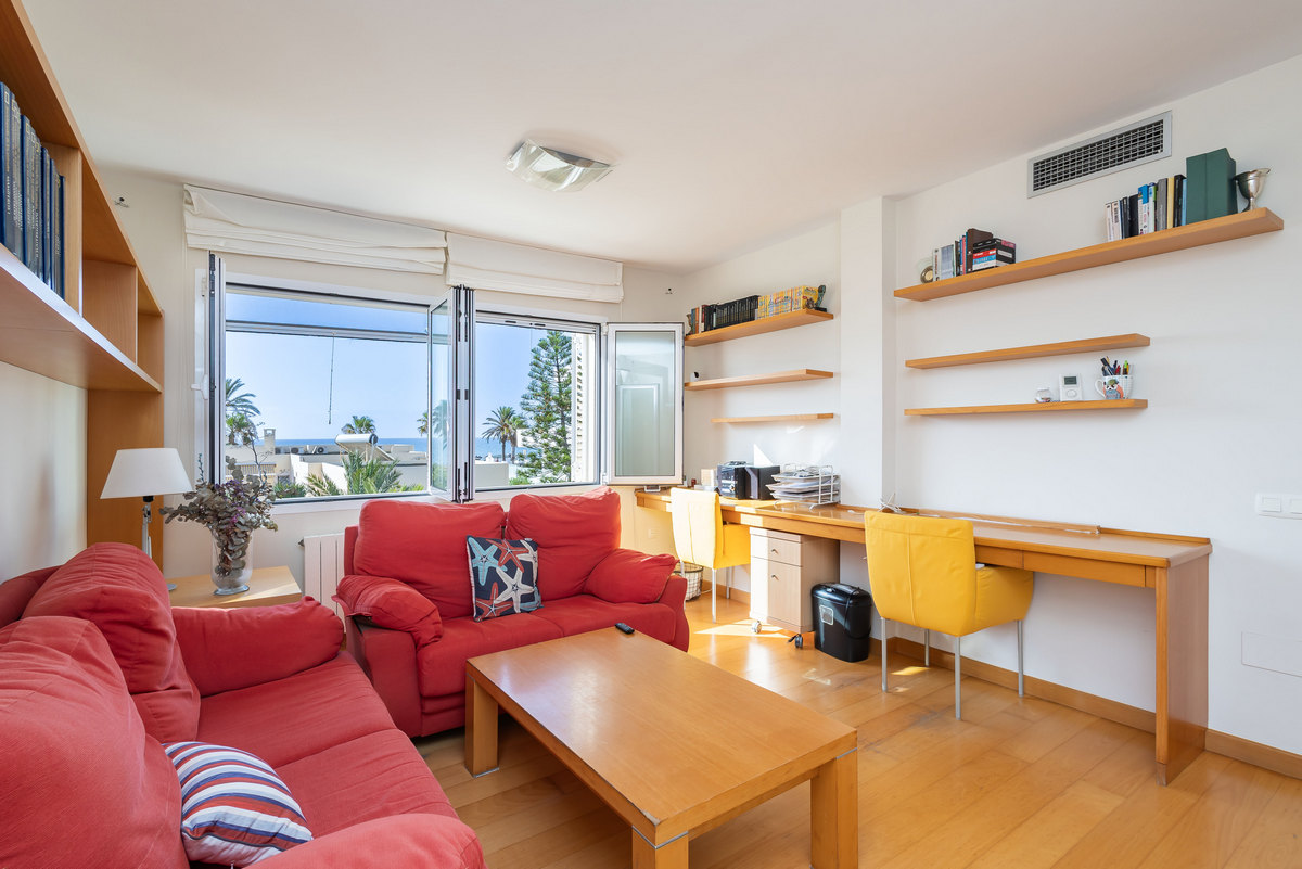 Excelente chalet independiente en segunda línea de playa y con vistas al mar