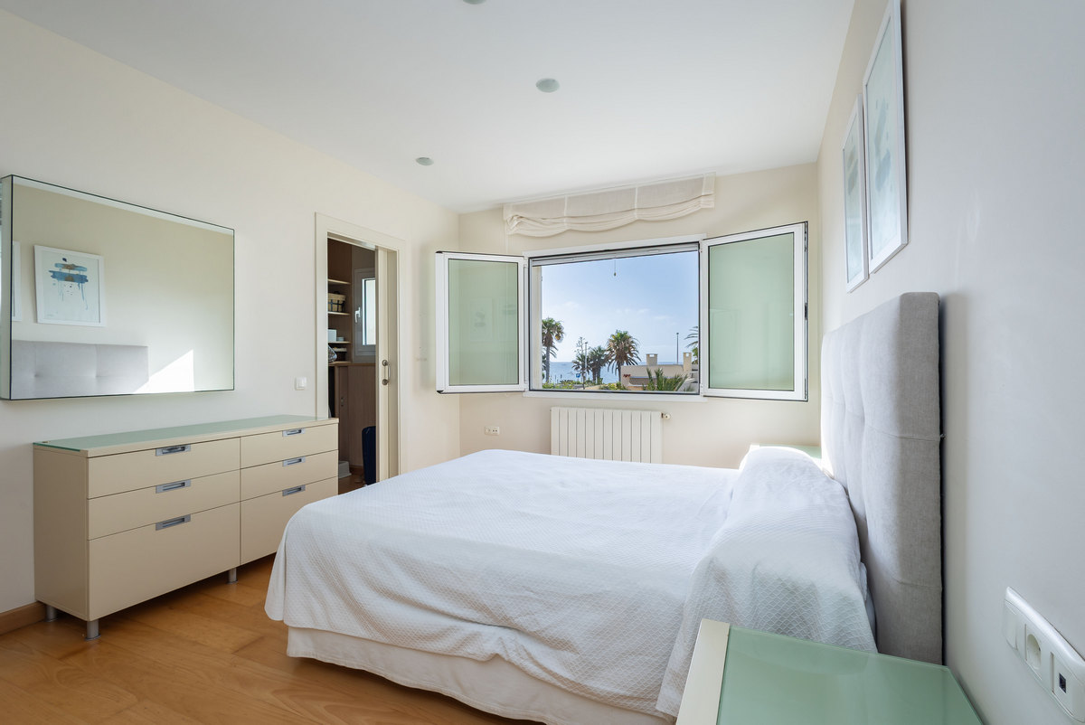 Excelente chalet independiente en segunda línea de playa y con vistas al mar