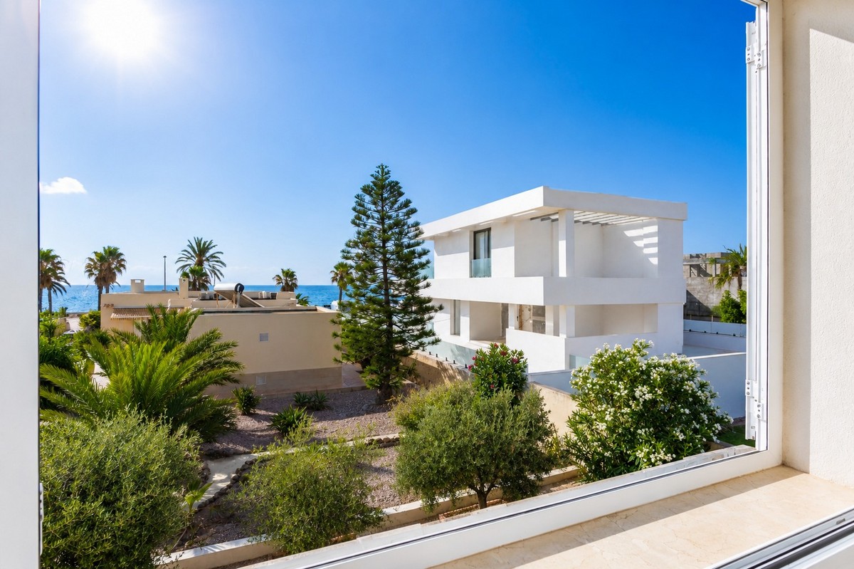 Excelente chalet independiente en segunda línea de playa y con vistas al mar