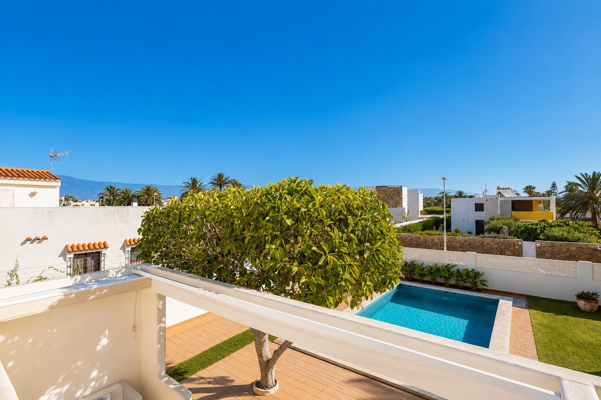 Excelente chalet independiente en segunda línea de playa y con vistas al mar
