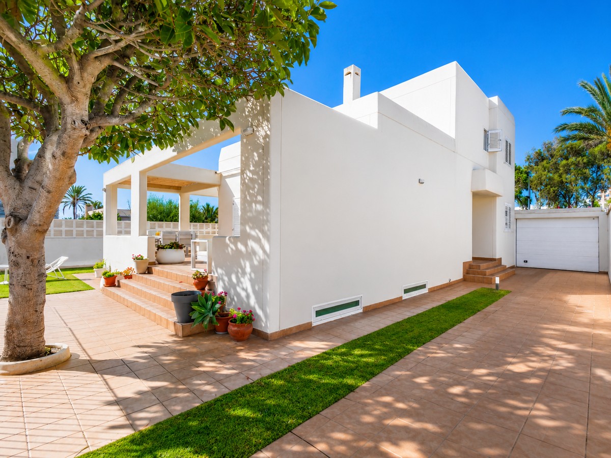 Excelente chalet independiente en segunda línea de playa y con vistas al mar