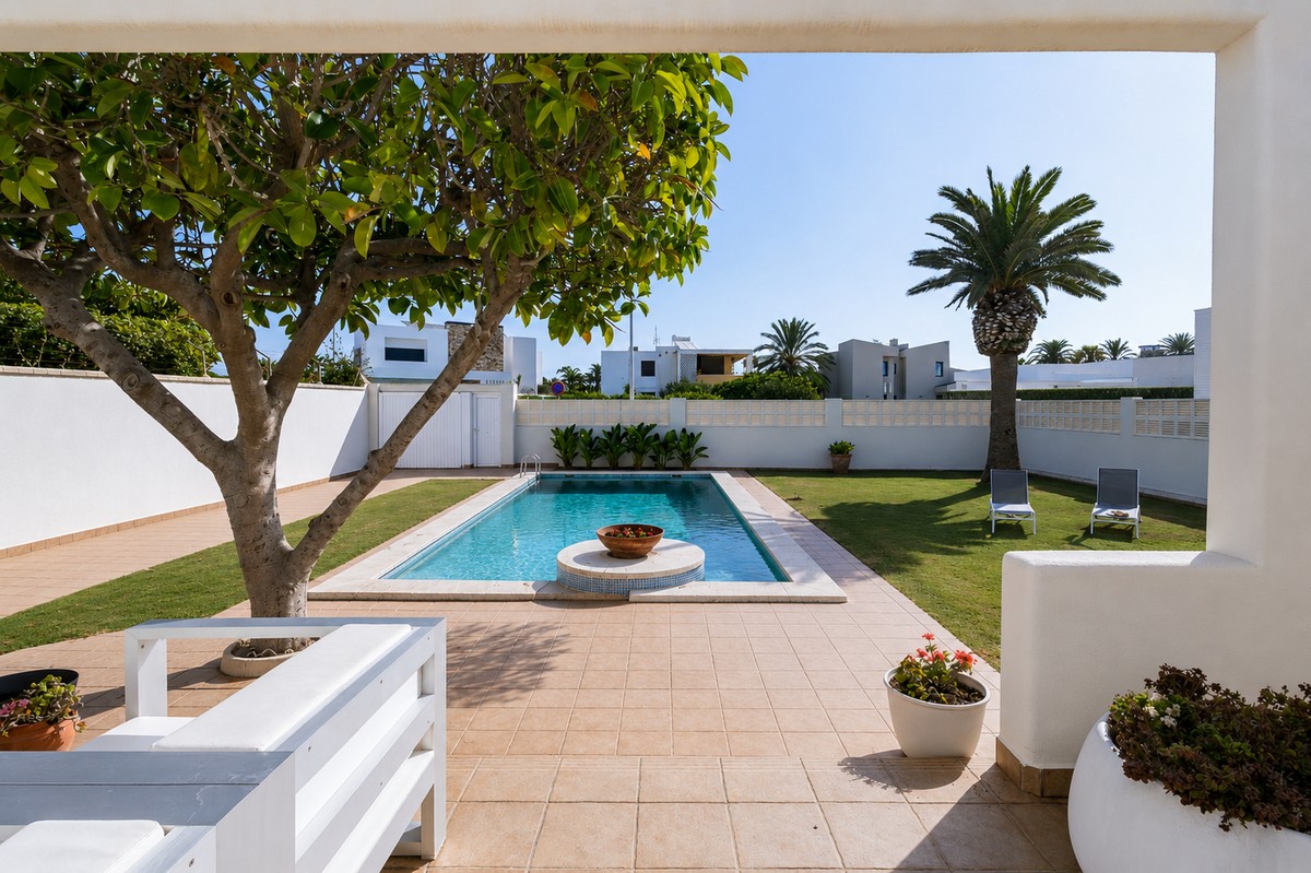 Excelente chalet independiente en segunda línea de playa y con vistas al mar