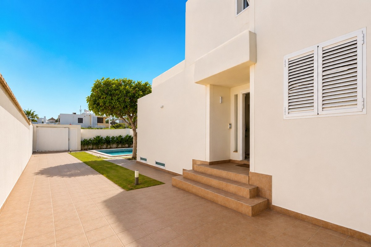 Excelente chalet independiente en segunda línea de playa y con vistas al mar