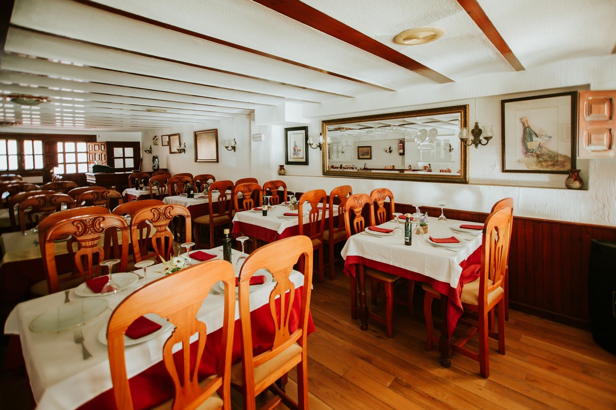 Local con encanto en el Puerto de Roquetas de Mar, ideal para restauración