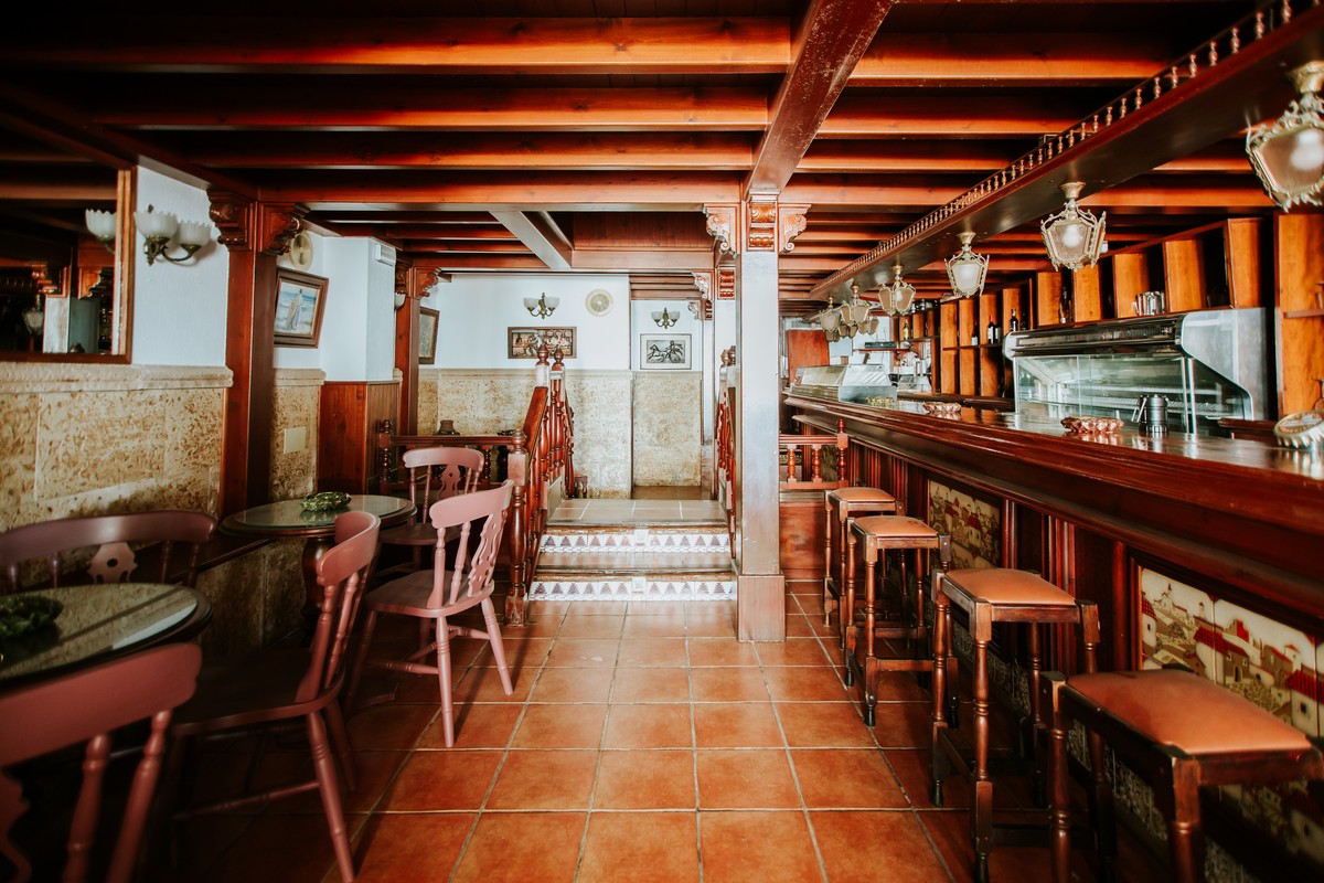 Local con encanto en el Puerto de Roquetas de Mar, ideal para restauración