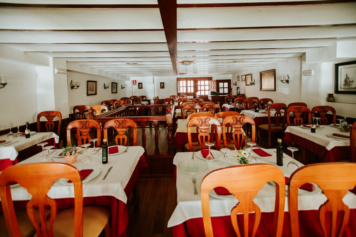 Local con encanto en el Puerto de Roquetas de Mar, ideal para restauración
