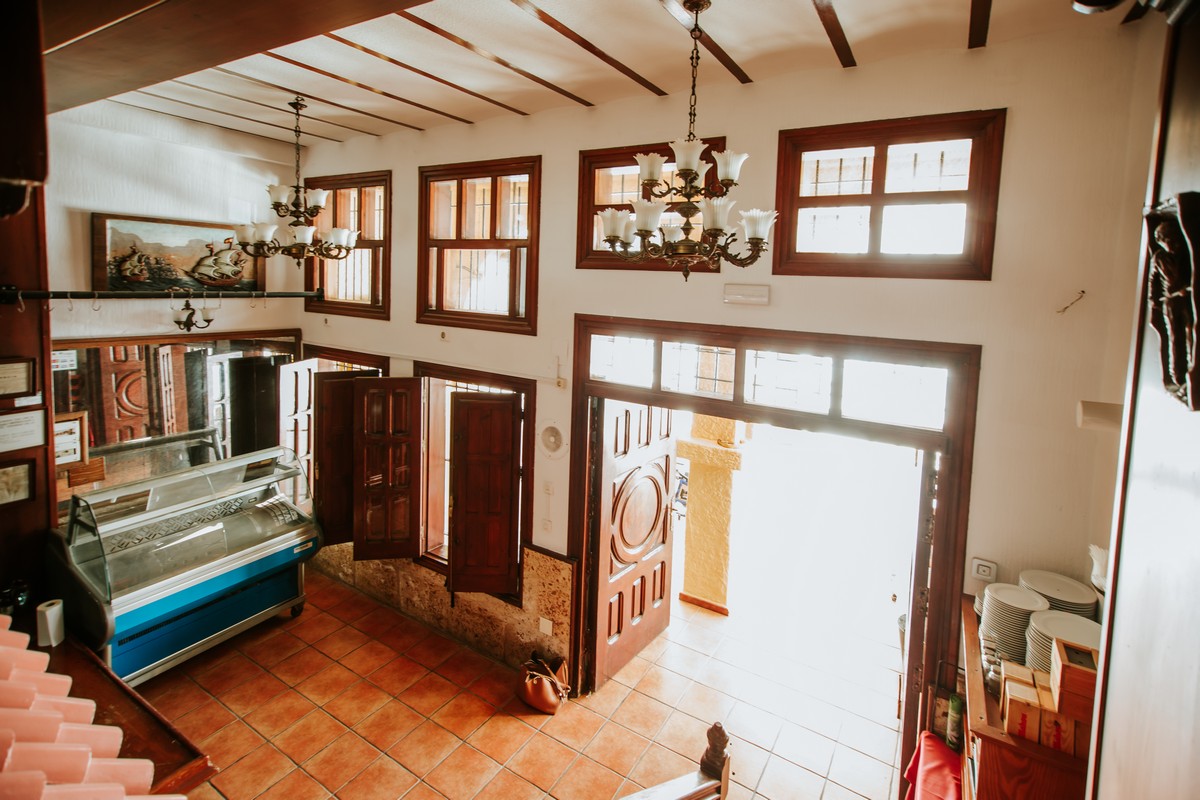 Local con encanto en el Puerto de Roquetas de Mar, ideal para restauración