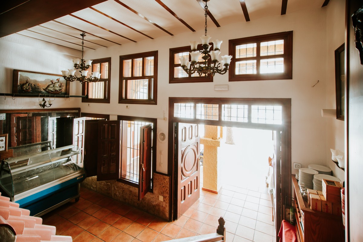 Local con encanto en el Puerto de Roquetas de Mar, ideal para restauración