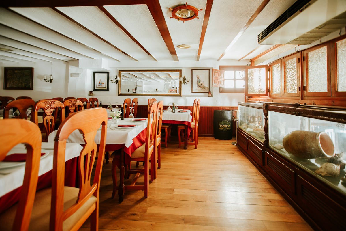 Local con encanto en el Puerto de Roquetas de Mar, ideal para restauración