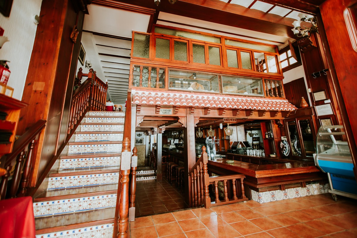 Local con encanto en el Puerto de Roquetas de Mar, ideal para restauración
