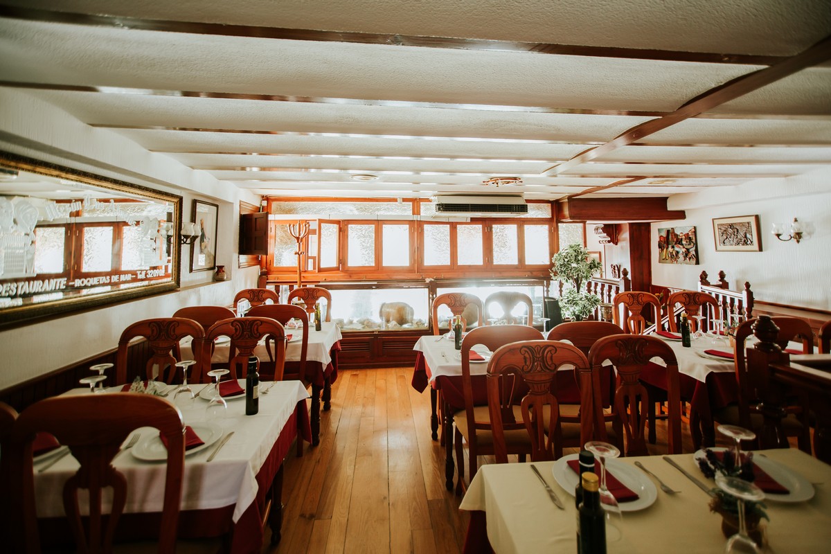 Local con encanto en el Puerto de Roquetas de Mar, ideal para restauración