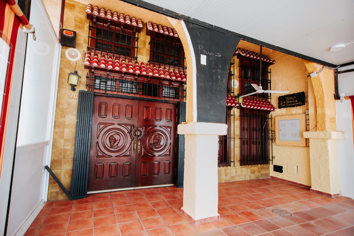 Local con encanto en el Puerto de Roquetas de Mar, ideal para restauración