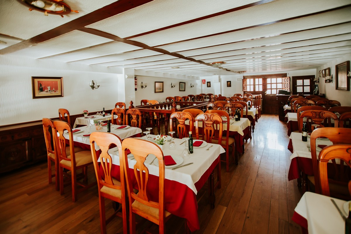 Local con encanto en el Puerto de Roquetas de Mar, ideal para restauración