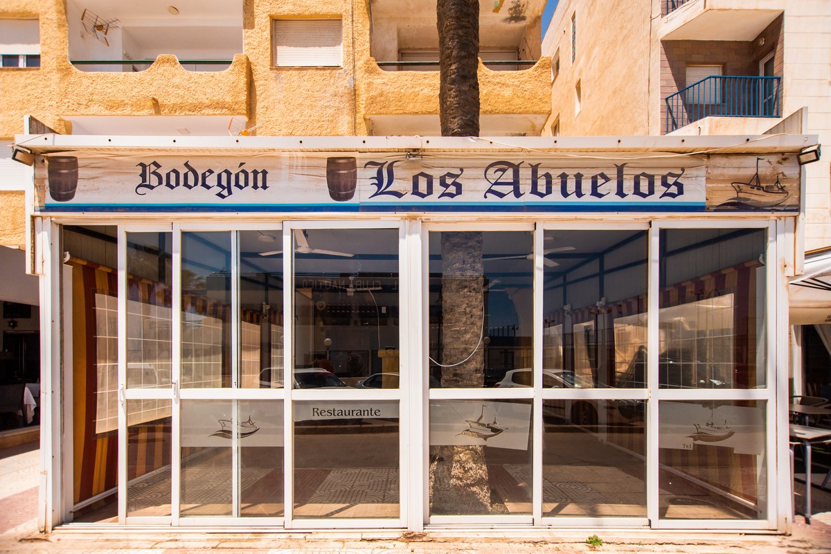 Local con encanto en el Puerto de Roquetas de Mar, ideal para restauración