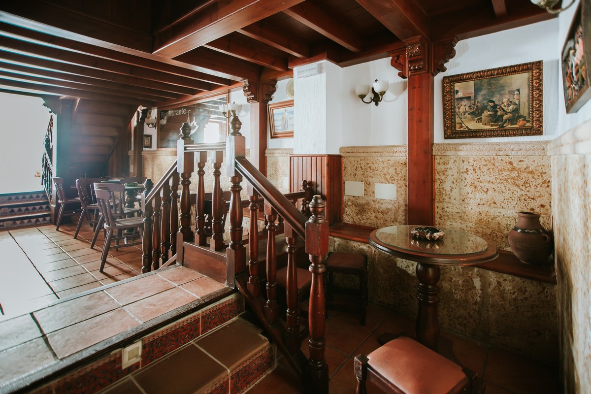 Local con encanto en el Puerto de Roquetas de Mar, ideal para restauración