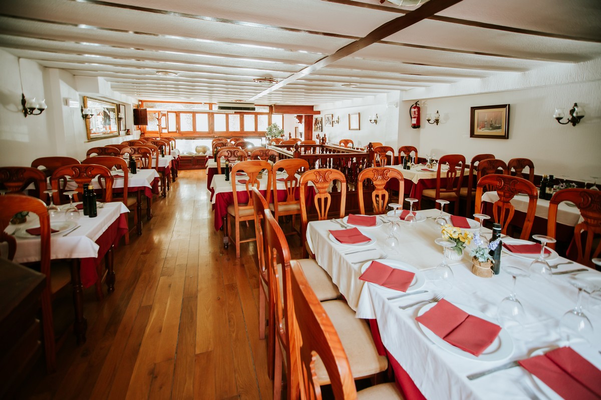 Local con encanto en el Puerto de Roquetas de Mar, ideal para restauración