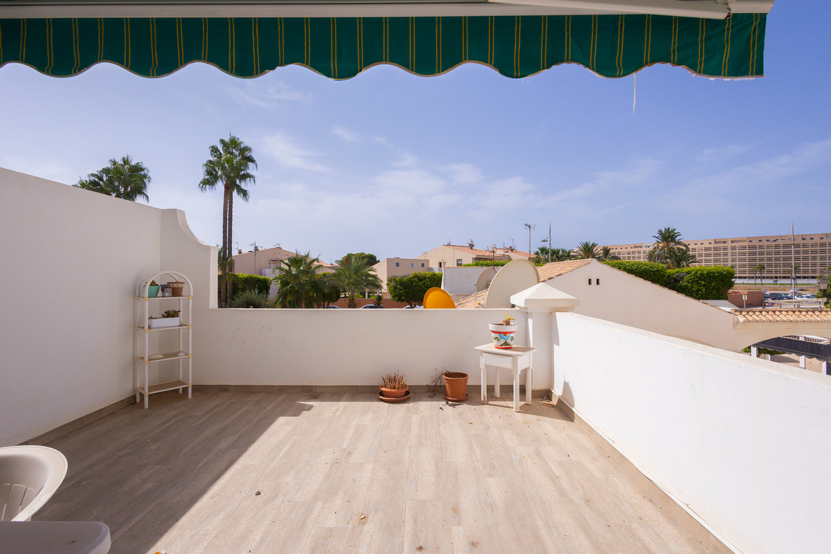 Apartamento en segunda línea de playa, Urb. Playa Serena