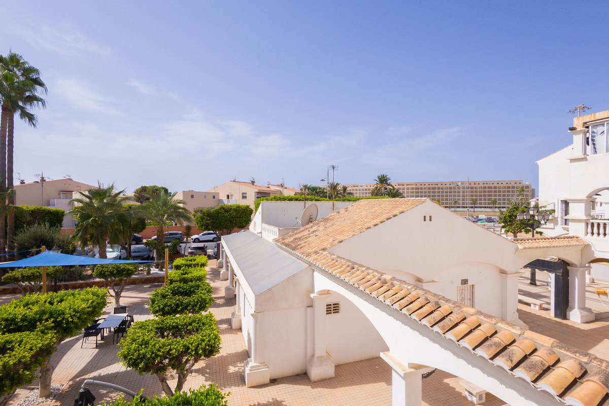 Apartamento en segunda línea de playa, Urb. Playa Serena