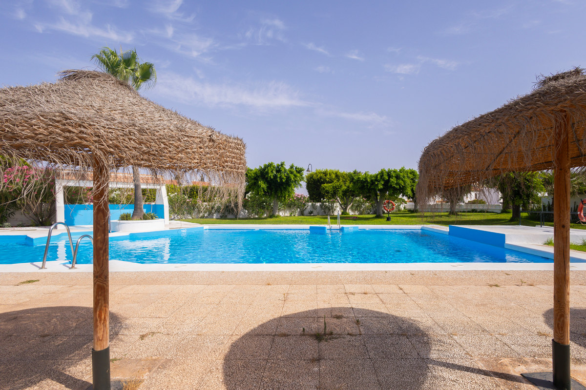 Apartamento en segunda línea de playa, Urb. Playa Serena