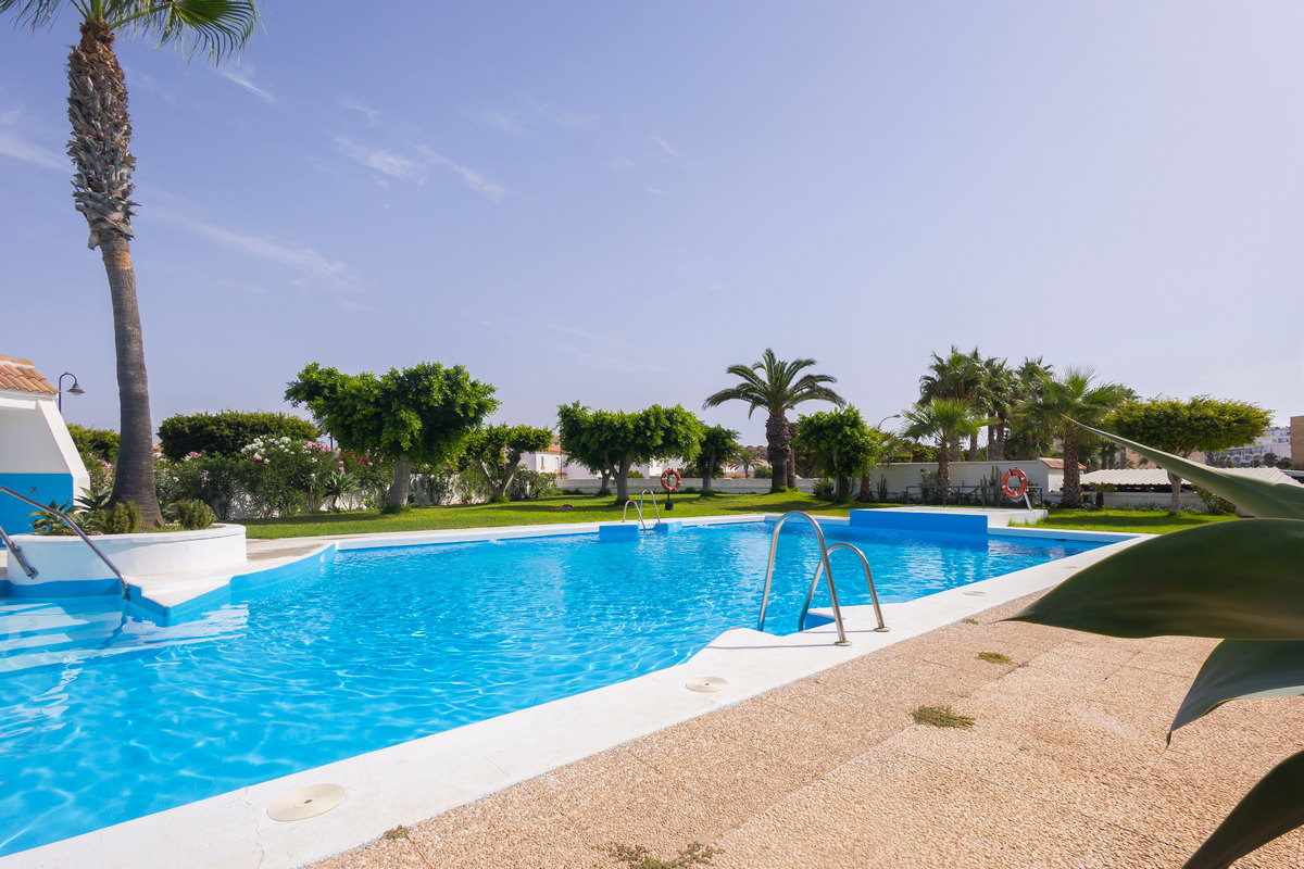 Apartamento en segunda línea de playa, Urb. Playa Serena