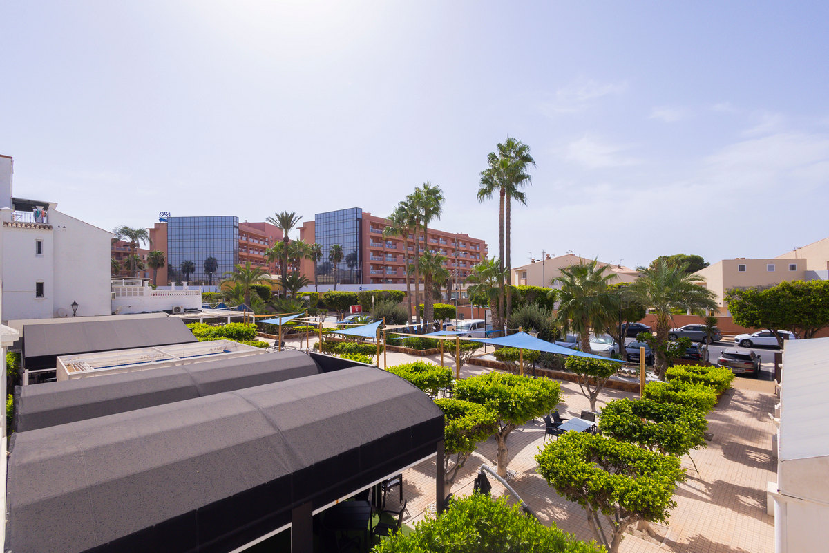 Apartamento en segunda línea de playa, Urb. Playa Serena
