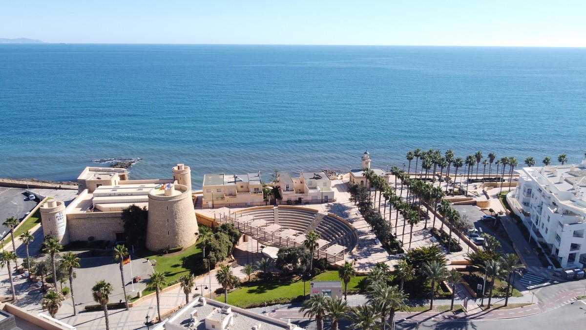 Bright penthouse with a terrace, close to the beach