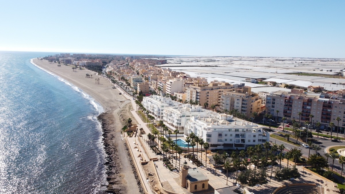 Bright penthouse with a terrace, close to the beach