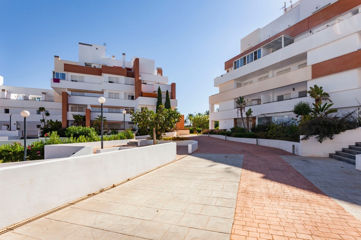 Appartement au rez-de-chaussée, prêt à emménager, dans le complexe Agua Serena, en deuxième ligne de plage