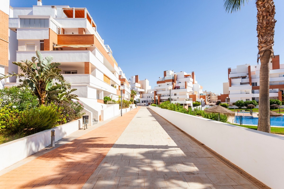 Appartement au rez-de-chaussée, prêt à emménager, dans le complexe Agua Serena, en deuxième ligne de plage