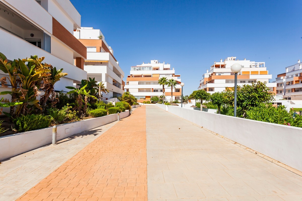 Appartement au rez-de-chaussée, prêt à emménager, dans le complexe Agua Serena, en deuxième ligne de plage