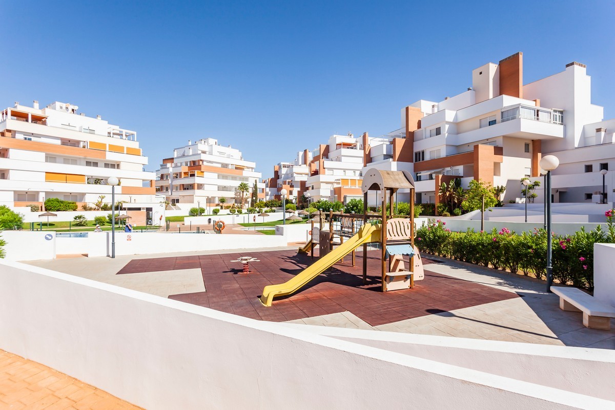 Appartement au rez-de-chaussée, prêt à emménager, dans le complexe Agua Serena, en deuxième ligne de plage